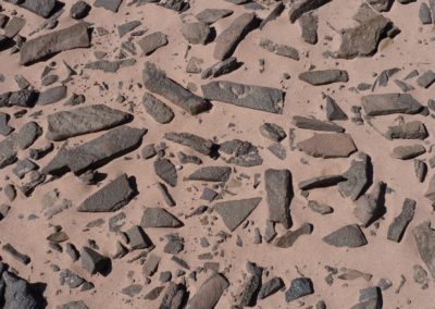 Basalte liegen auf der Erde und haben von Natur aus die passende Form fürs Litophon (Klangstein-Instrument)